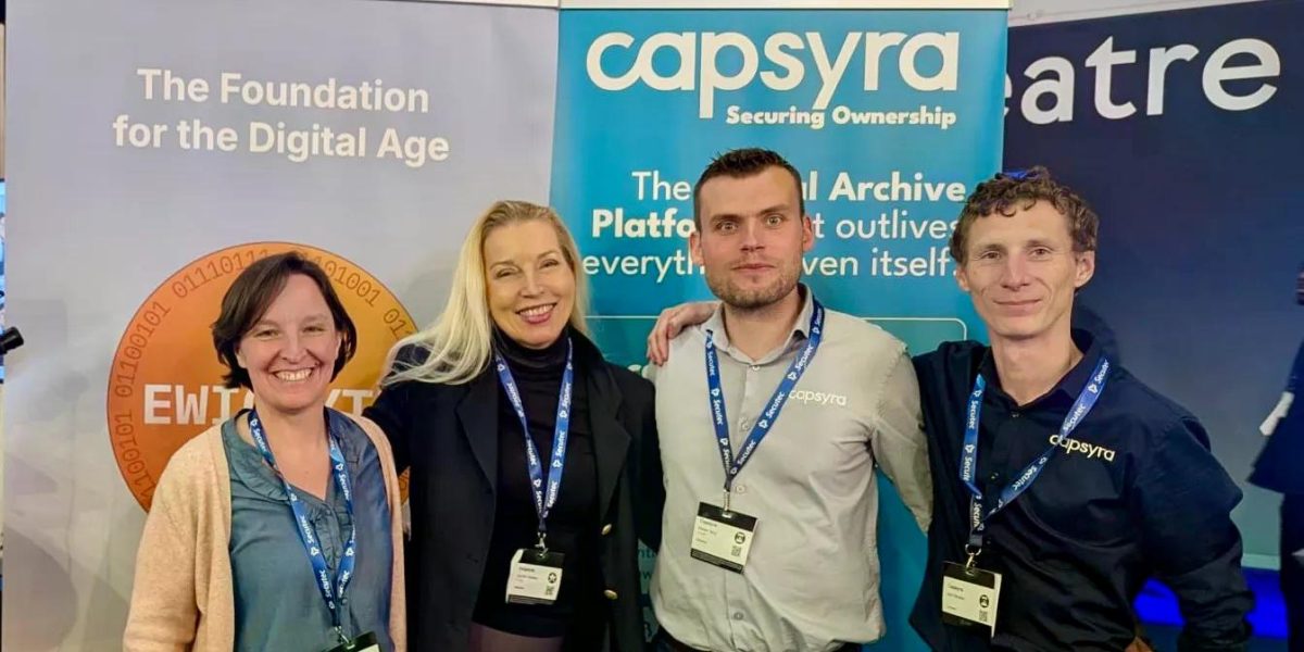 Capsyra und Ewigbyte, darunter Dr. Ina von Haeften, Co-Founder & Head of Operations (2. v. li.) und die Gründer von Capsyra, darunter Ruben Tacq, CEO & CTO (2. v. re.)